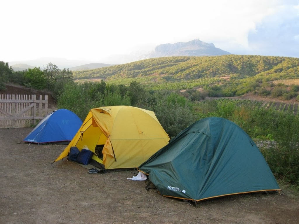Кемпинг в Крыму Алушта. Отдых на стоянке кемпинга с палатками в горах у моря